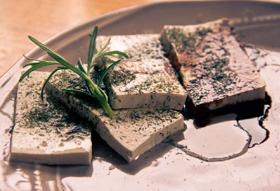 Sojaprotein kann beim Mann das Testosteron senken. Im Vergleich mit Fleisch schnitt Tofu schlechter ab.